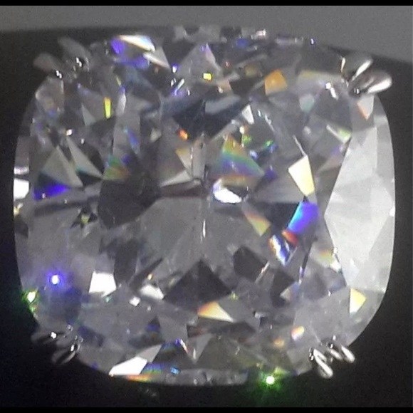 Stunning White Sapphire Ring - Picture 2 of 5